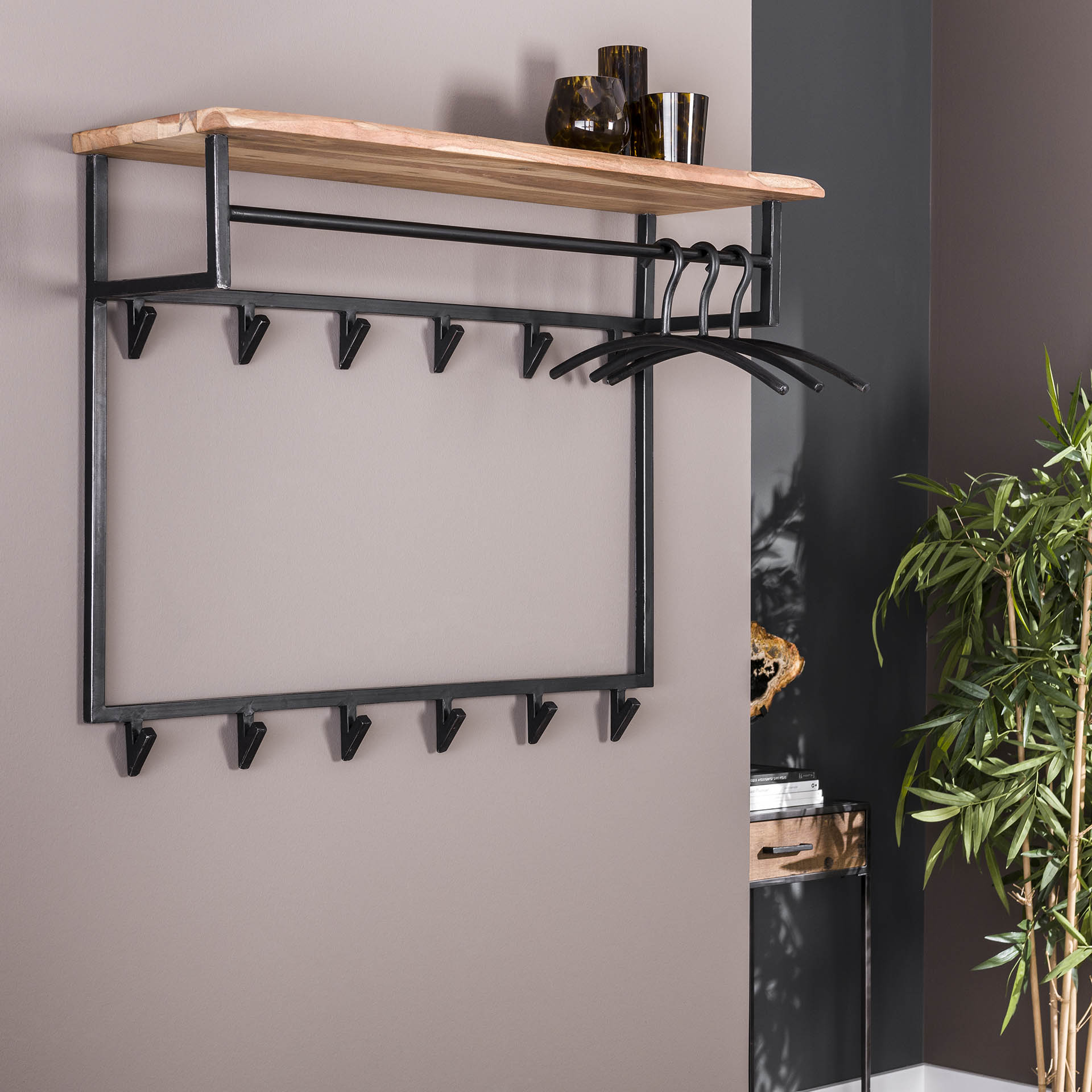 Wandgarderobe DIAR im Industrial Design 12 Haken Akazie Massivholz Metall