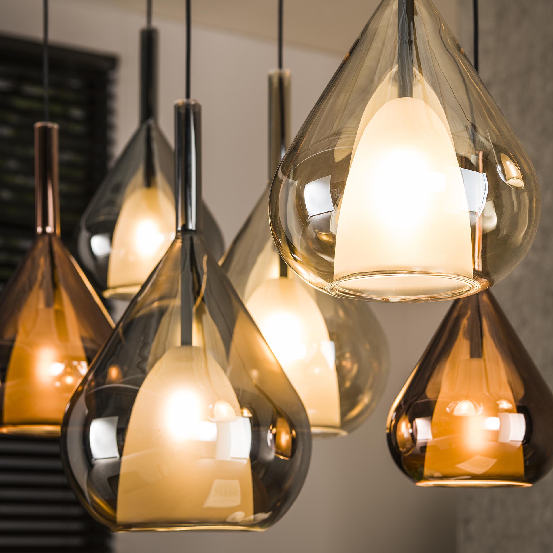 Home-Designs Hängelampe „Wings Mix Glass“ – Stilvolle Beleuchtung mit farbigen Glasschirmen