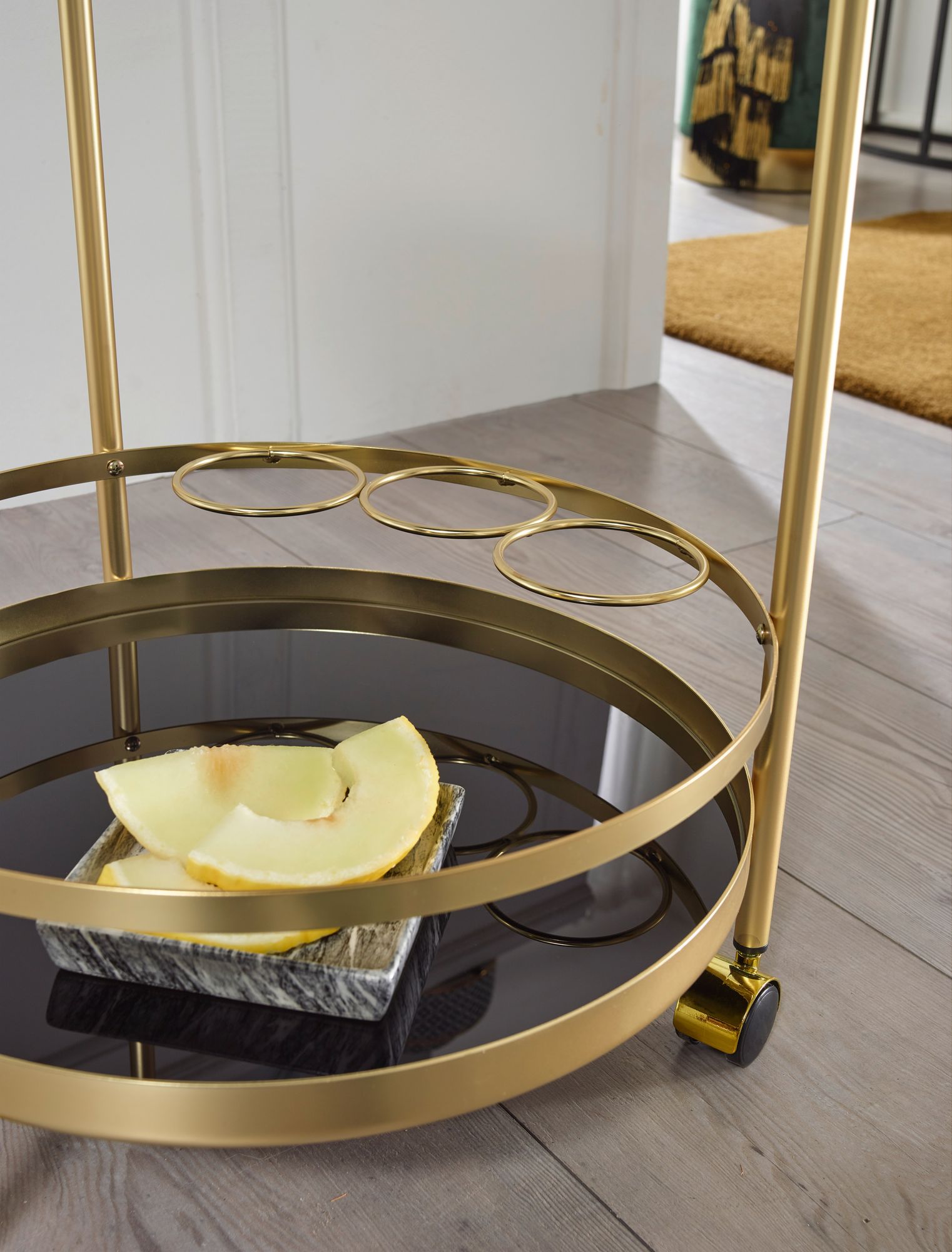 52221-WOHNLING-Design-Servierwagen-Gold----cm-Teewagen-Metall-mit-Rollen---Speisewagen-mit-Glasplatten---Barwagen-rund-75-cm-hoch---Kuechentrolley-mit-Flaschenhalter-modern---Rollwagen-_3.jpg