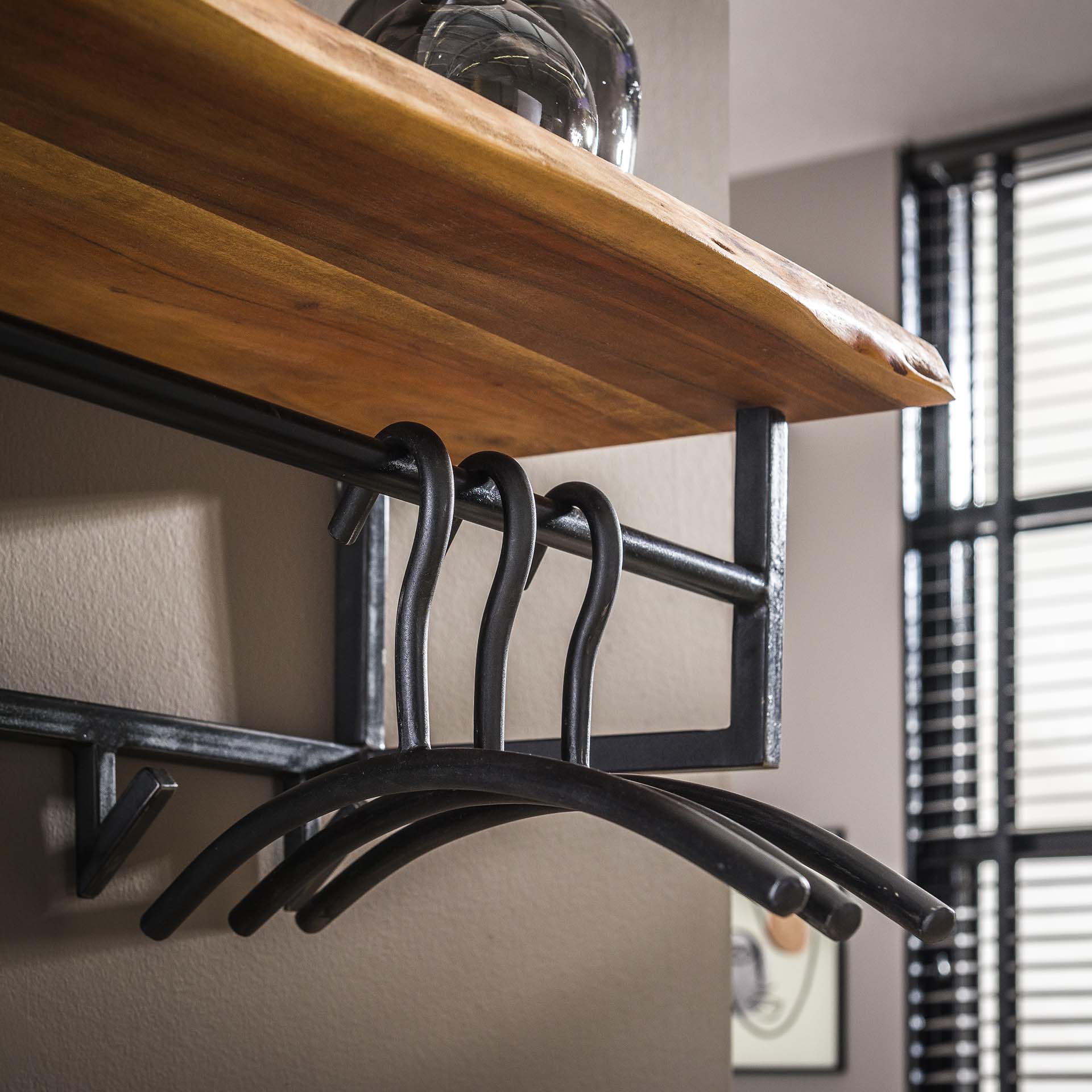 Hakenleiste EDGE mit Ablage Akazie Massivholz / Metall 6 Haken