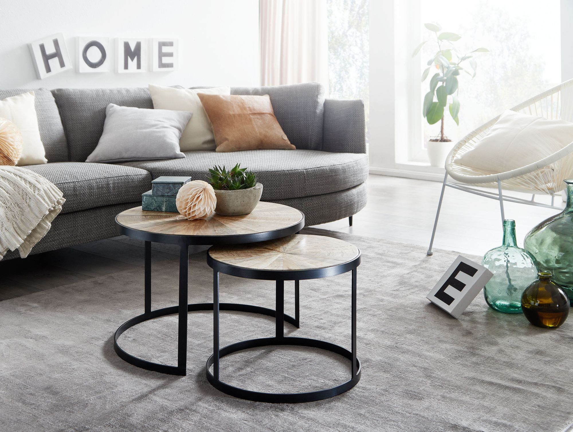 Design Couchtisch 2er Set Mango Massivholz Satztisch Rund, Wohnzimmertisch mit Metallbeine Braun, Tischset 2-teilig Satztisch Holz / Metall Schwarz
