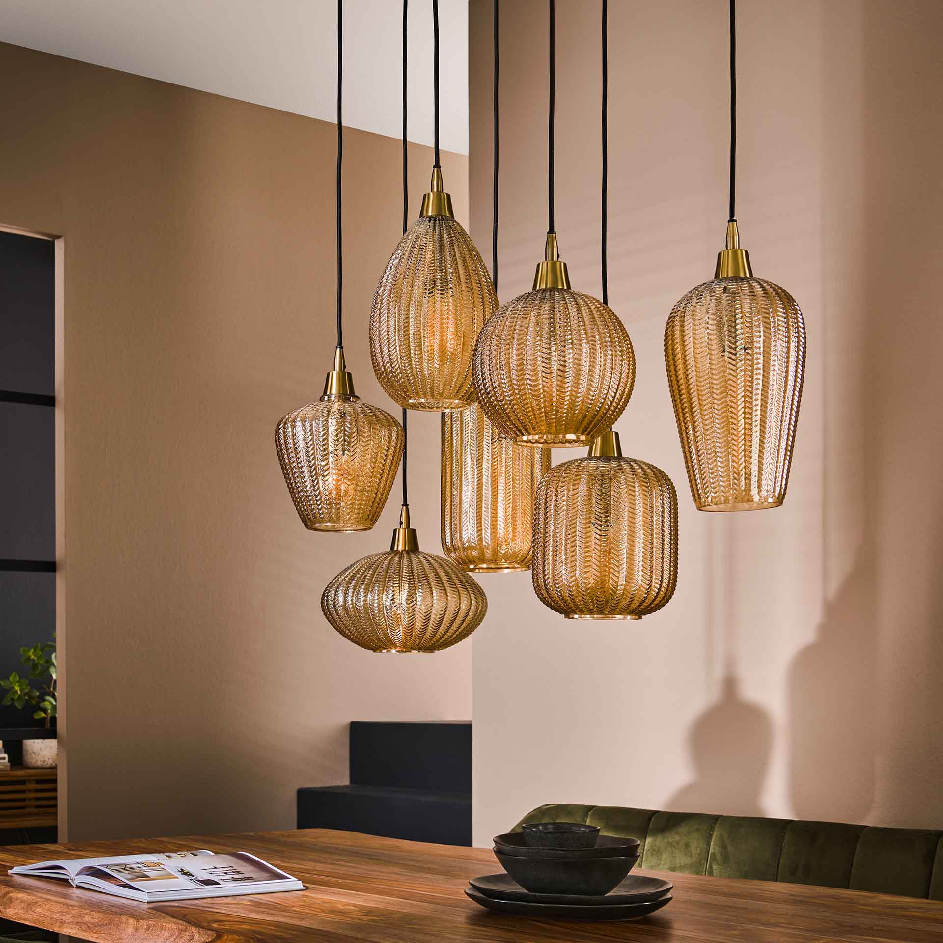 Hängelampe aus Bernsteinglas mit 7 Schirmen im V-Design – Ein stilvoller Blickfang