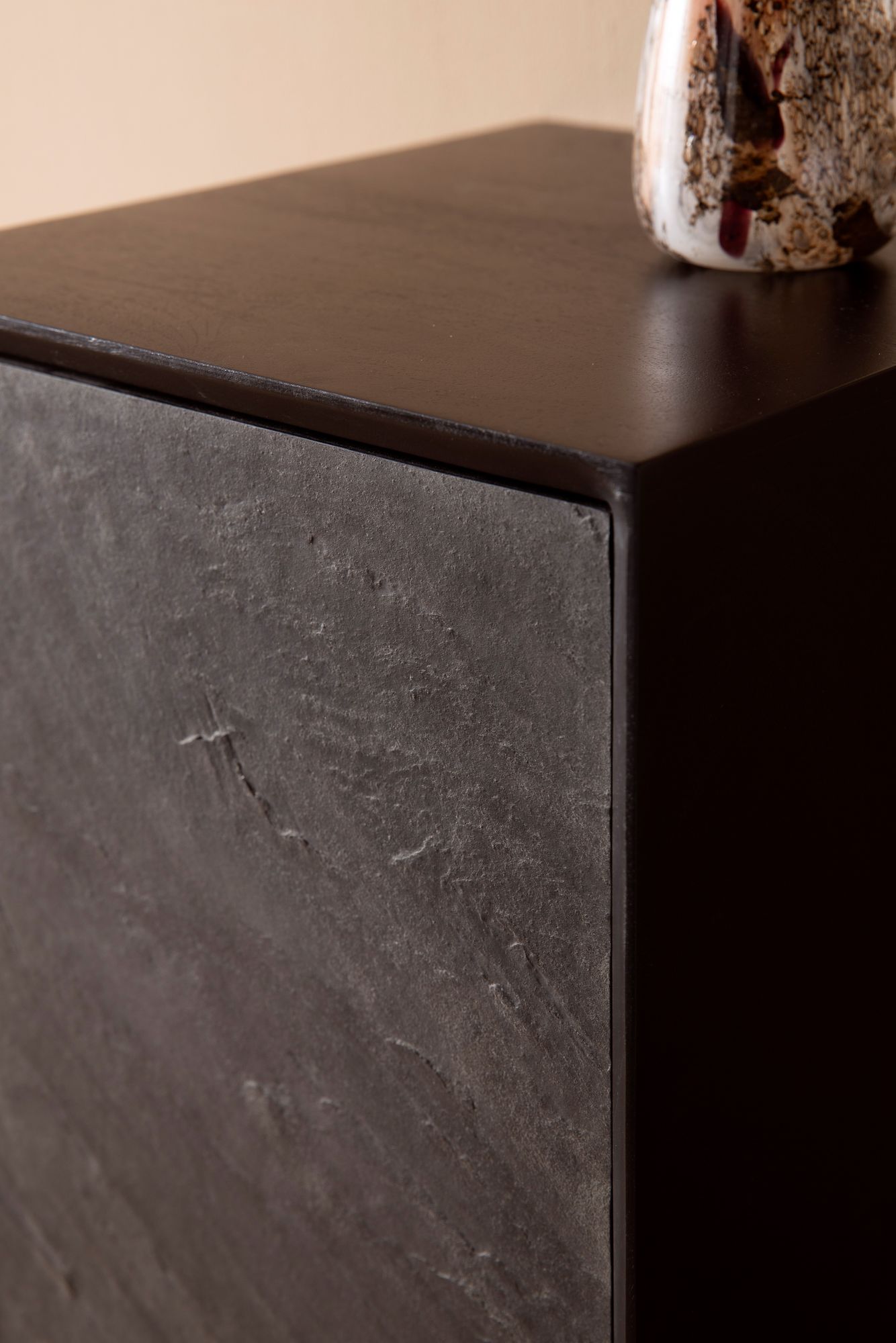 Nachttisch Mango Massivholz / Steinoptik 35x53x36 cm Nachtschrank Schwarz, Design Nachtkonsole Boxspringbett mit Tür, Nachtkommode mit Stauraum & Metallgestell