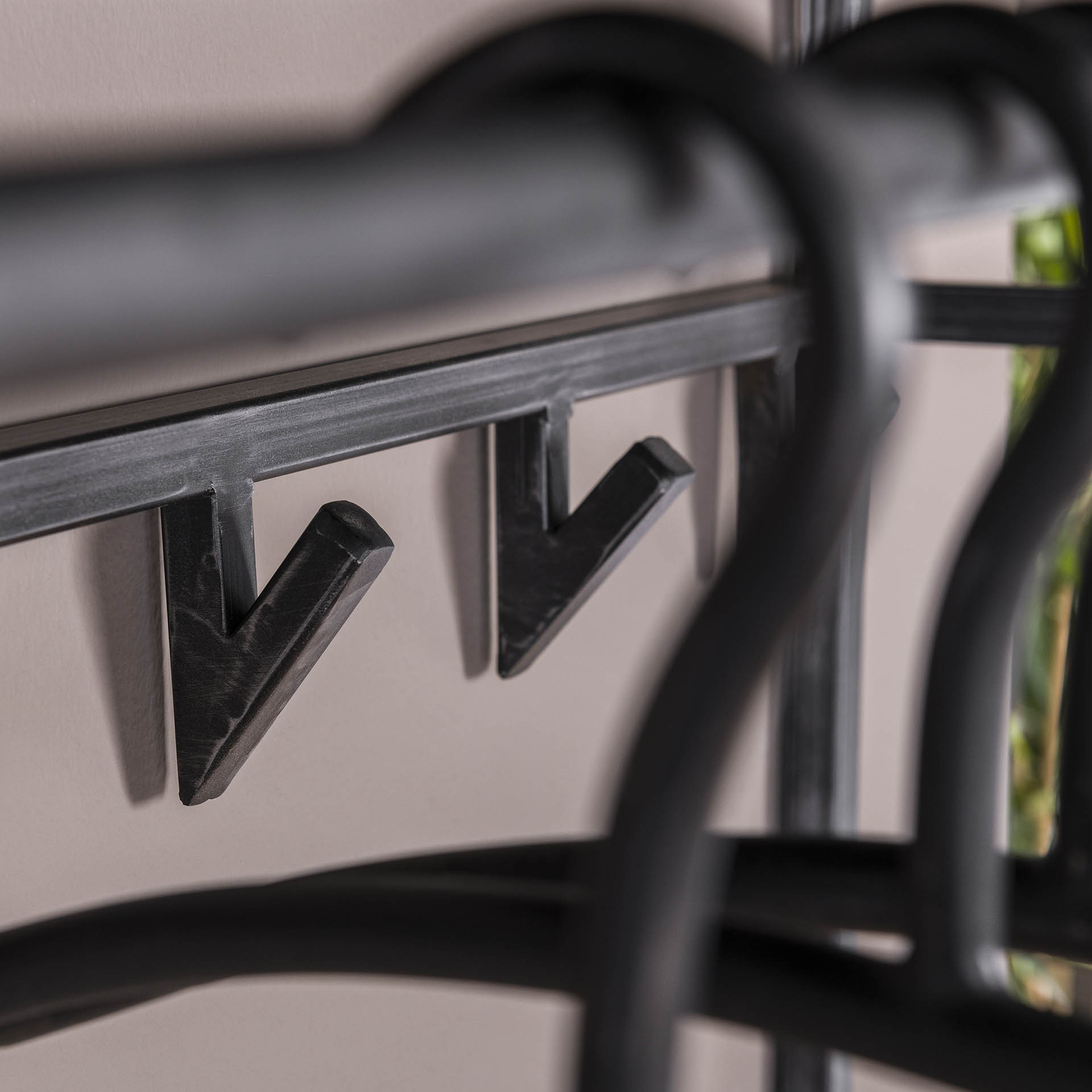 Wandgarderobe Yucon Schwarz mit 12 Haken und Hutablage