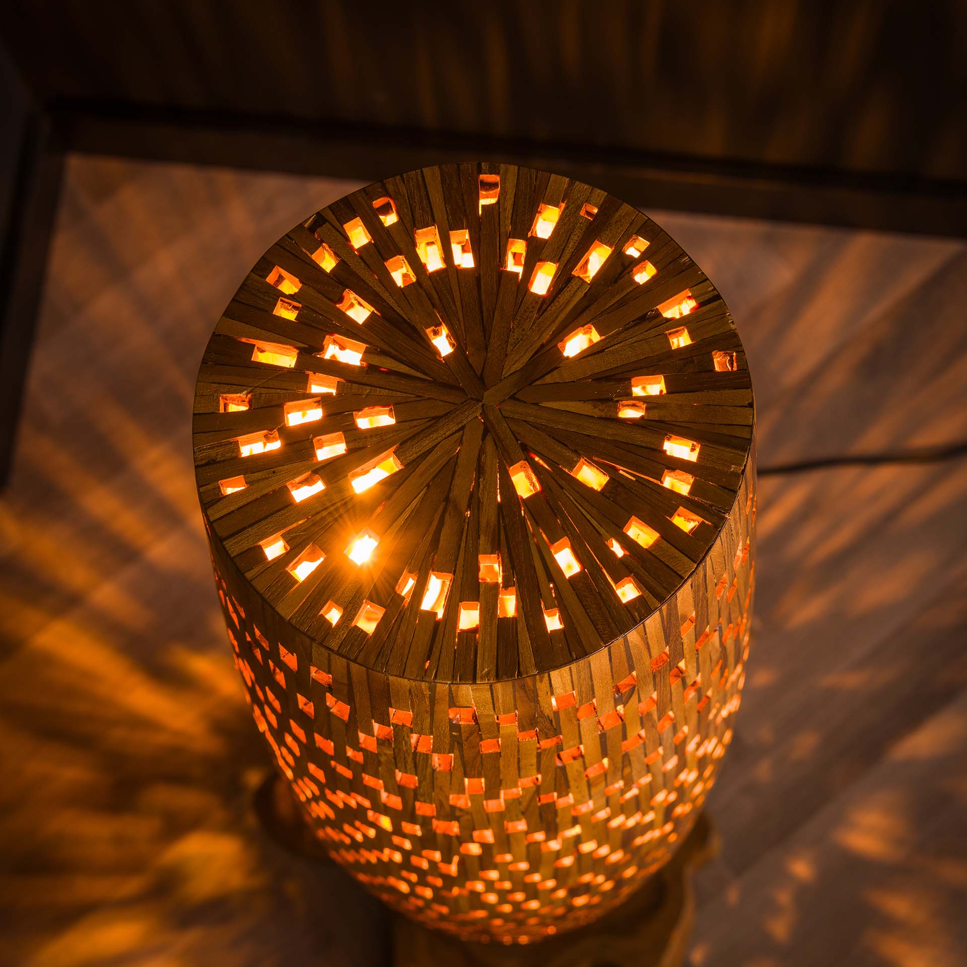 Design Stehleuchte PARI aus Teakholz