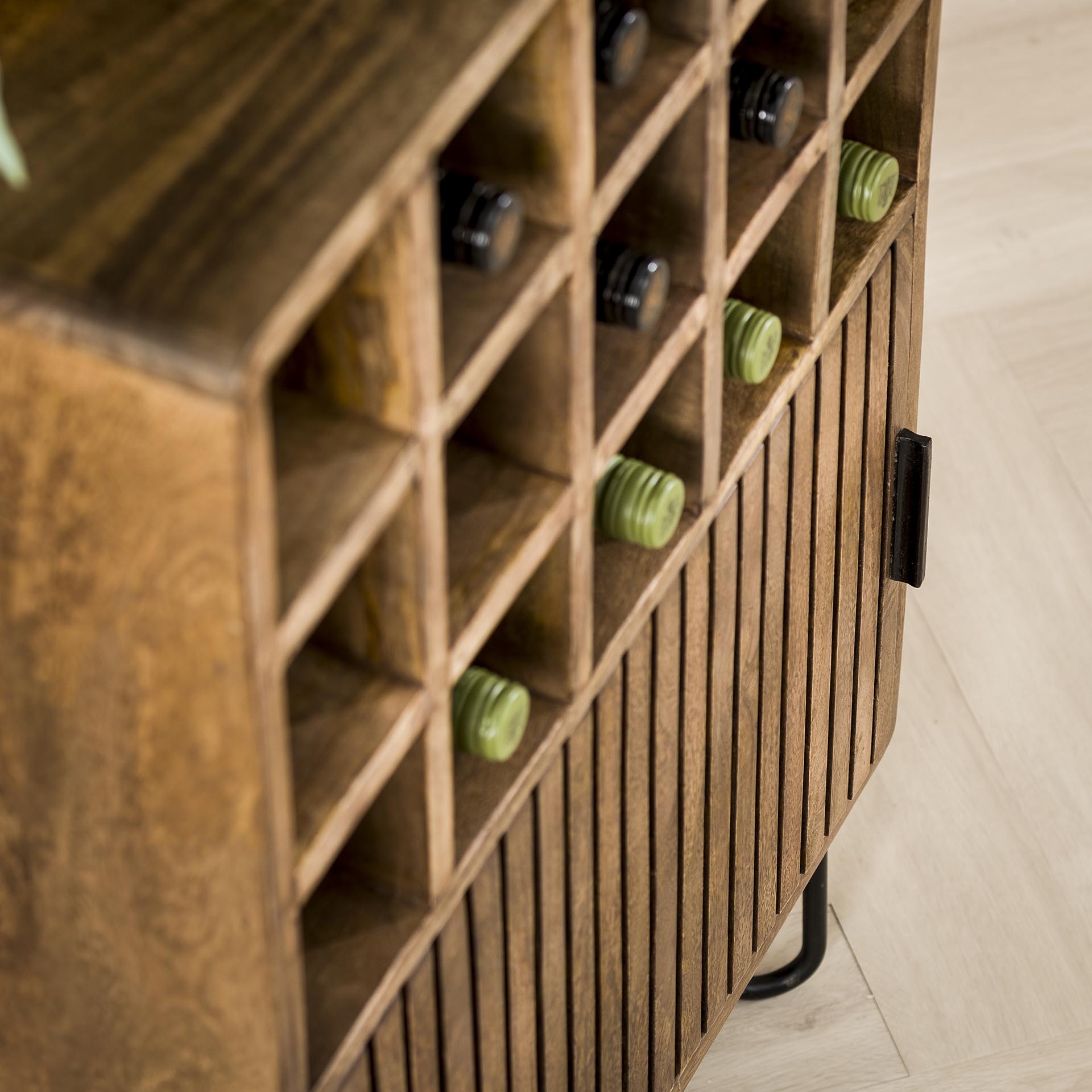 Weinschrank TULUM aus Mangoholz mit 15 Weinfächer und 1 Tür